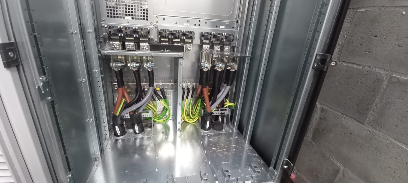 Montagem e ligação de quadro elétrico industrial pela SINEKTRA