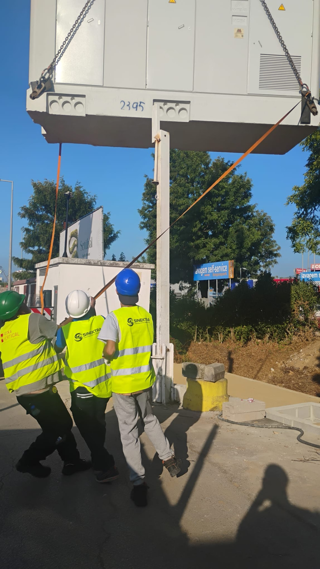 Equipa técnica SINEKTRA em obra de média tensão