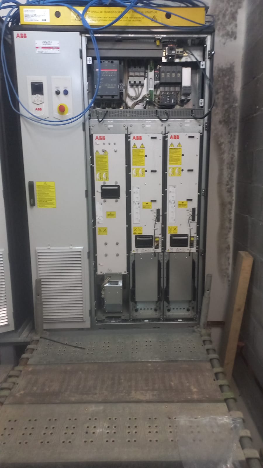 Quadro de variadores de velocidade ABB instalado pela SINEKTRA